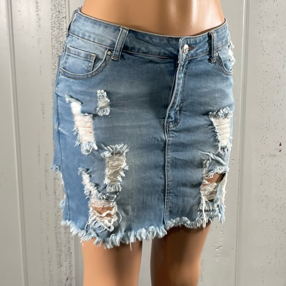 * Forever 21 Women's  Distressed Ripped Denim Mini Skirt Sz 30 - Picture 15 of 17